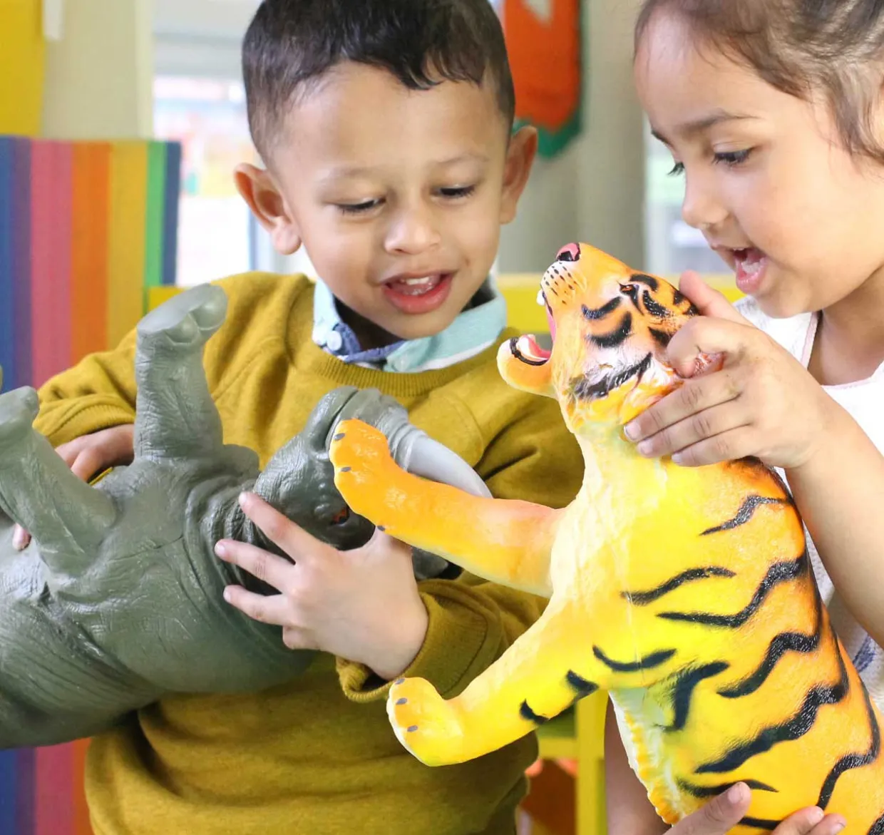 pc_jumbo_safari_animal_to_2.webp 4pc Jumbo Safari Animal Toys for Big Imaginations